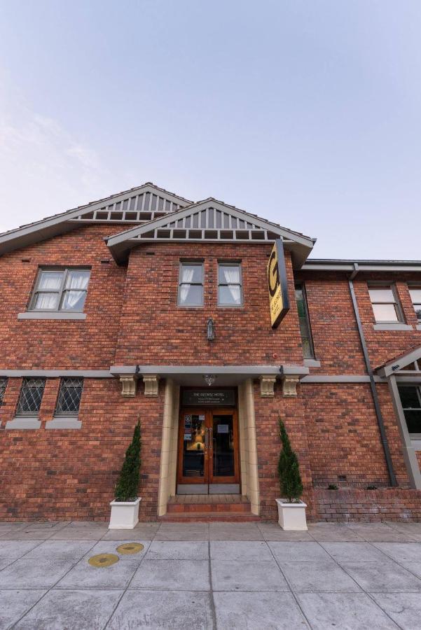The George Hotel Батърст Екстериор снимка