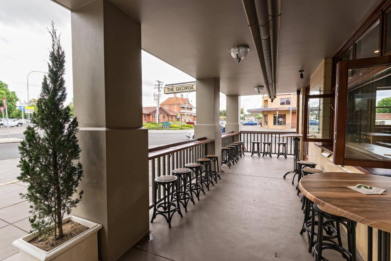 The George Hotel Батърст Екстериор снимка