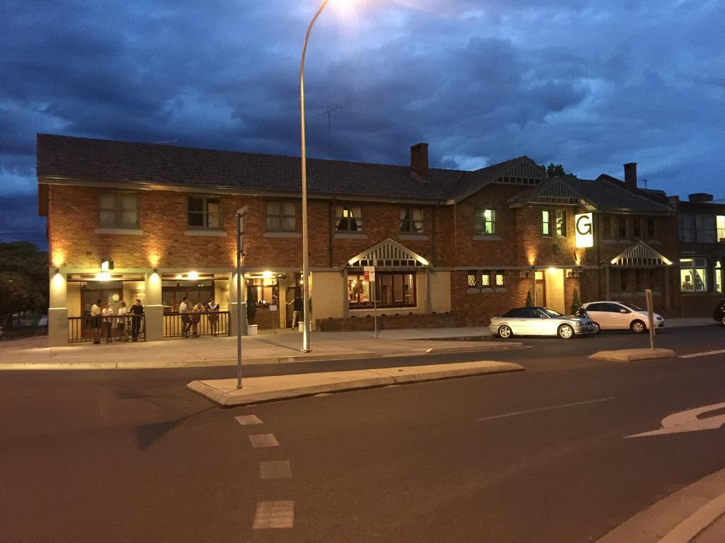 The George Hotel Батърст Екстериор снимка